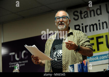 Birmingham, England. 2. Juni 2018. David Rosenberg, Autor und Mitglied der jüdischen Sozialistischen Fraktion, liefert seine Rede vor der "Der Aufstieg der extremen Rechten: Antisemitismus und Islamaphobia in Europa" Workshop, der den Midlands TUC und bis zu Rassismus regionale Gipfel stand, "angesichts der Zunahme von Rassismus', in den Midlands TUC Büros. Kevin Hayes/Alamy leben Nachrichten Stockfoto