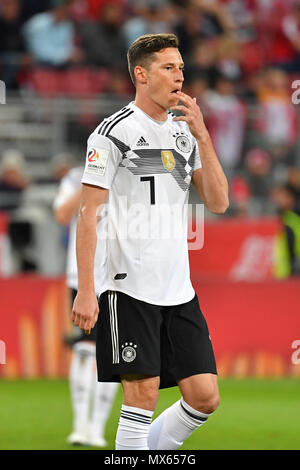 Julian Draxler (GER), Geste, skeptisch, Aktion, single Bild, Single Cut Motiv, halb Bild, halb Abbildung. Fußball Laenderpiel, Freundschaftsspiel, Österreich (AUT) - Deutschland (GER) 2-1, am 02.06.2018 Wörthersee Stadion in Klagenfurt/Österreich | Verwendung weltweit Stockfoto