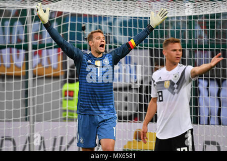 Manuel Neuer (goalwart GER), Geste, gibt Anweisungen, Re: Joshua KIMMICH (GER), Aktion. Fußball Laenderpiel, Freundschaftsspiel, Österreich (AUT) - Deutschland (GER) 2-1, am 02.06.2018 Wörthersee Stadion in Klagenfurt/Österreich | Verwendung weltweit Stockfoto