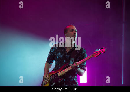 Toronto, Kanada. 02 Juni 2018, Bassist Joshua Winstead der Kanadischen Pop Rock Band Metric performas am 2018 Field Trip Music & Arts Festival in Toronto. Credit: Bobby Singh/Alamay Live News Credit: topconcertphoto/Alamy leben Nachrichten Stockfoto
