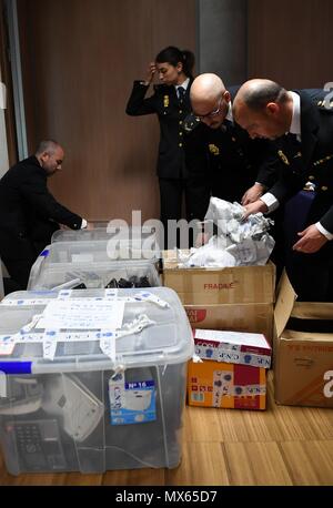 Madrid, Spanien. 1. Juni 2018. Spanische Polizisten überprüfen Sie die Beweise in der beschlagnahmt "Die Mauer" in Madrid, Spanien, 1. Juni 2018. Der spanische Nationale Polizei am Freitag eine Zeremonie, die Beweise in der beschlagnahmt "an die Wand" nach China übertragen. Polizei aus China und Spanien durchgeführt, um eine gemeinsame Betrugsbekämpfung Funktion namens "Die Mauer" Ende 2016. Quelle: Guo Qiuda/Xinhua/Alamy leben Nachrichten Stockfoto