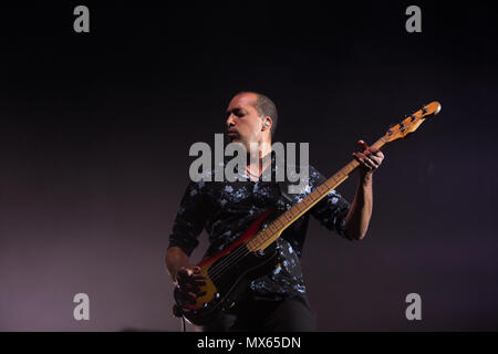 Toronto, Kanada. 02 Juni 2018, Bassist Joshua Winstead der Kanadischen Pop Rock Band Metric performas am 2018 Field Trip Music & Arts Festival in Toronto. Credit: Bobby Singh/Alamay Live News Credit: topconcertphoto/Alamy leben Nachrichten Stockfoto