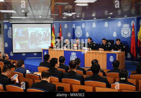 Madrid, Spanien. 1. Juni 2018. Vertreter aus China und Spanien nehmen an einer Zeremonie die Beweise in der beschlagnahmt' an der Wand" in Madrid, Spanien, 1. Juni 2018 zu übertragen. Der spanische Nationale Polizei am Freitag eine Zeremonie, die Beweise in der beschlagnahmt "an die Wand" nach China übertragen. Polizei aus China und Spanien durchgeführt, um eine gemeinsame Betrugsbekämpfung Funktion namens "Die Mauer" Ende 2016. Quelle: Guo Qiuda/Xinhua/Alamy leben Nachrichten Stockfoto