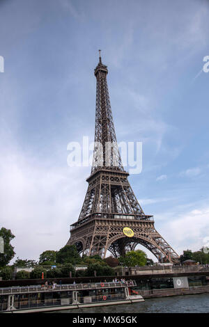 Paris, Frankreich. 31. Mai, 2018. Sehr hohe Auflösung Blick auf den Eiffelturm, die mit einem Boot auf der Seine in Paris, Frankreich, findet am Donnerstag, 31. Mai 2018. Quelle: Ron Sachs/CNP Credit: Ron Sachs/CNP/ZUMA Draht/Alamy leben Nachrichten Stockfoto