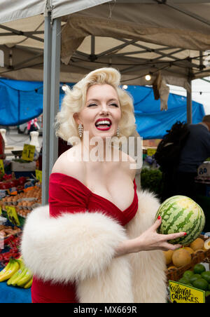 Bury St Edmunds, Großbritannien. 2 Jun, 2018. Suzie Kennedy den weltweit führenden Marilyn Monroe Hommage Künstler, die ihren Weg durch den Markt auf dem Weg der "Zeitlose" Ausstellung im Moyses Hall zu öffnen, Bury St Edmunds, Großbritannien, die atemberaubende Bilder von Marilyn Monroe's frühesten Tagen beinhaltet als Modell; Hinter-den-Kulissen Aufnahmen von Ihrem Film - arbeiten; atemberaubende Lage und die Arbeit im Studio und gefühlvolle Candid Bilder, präsentieren Ihre wahre Persönlichkeit in eine einzigartige und faszinierende Art und Weise. Credit: Keith mindham/Alamy leben Nachrichten Stockfoto