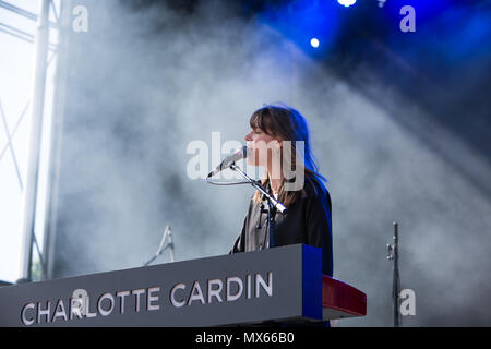 Toronto, Kanada. Juni 2018 02. Kanadische singer-songwriter Charlotte Cardin führt an die 2018 Field Trip Music & Arts Festival in Toronto, Kanada. Credit: topconcertphoto/Alamy leben Nachrichten Stockfoto