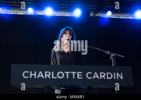 Toronto, Kanada. Juni 2018 02. Kanadische singer-songwriter Charlotte Cardin führt an die 2018 Field Trip Music & Arts Festival in Toronto, Kanada. Credit: topconcertphoto/Alamy leben Nachrichten Stockfoto