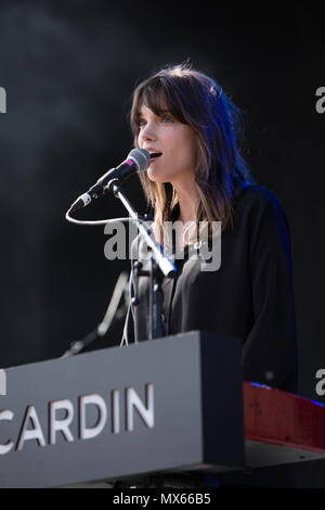 Toronto, Kanada. Juni 2018 02. Kanadische singer-songwriter Charlotte Cardin führt an die 2018 Field Trip Music & Arts Festival in Toronto, Kanada. Credit: topconcertphoto/Alamy leben Nachrichten Stockfoto