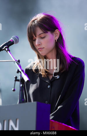 Toronto, Kanada. Juni 2018 02. Kanadische singer-songwriter Charlotte Cardin führt an die 2018 Field Trip Music & Arts Festival in Toronto, Kanada. Credit: topconcertphoto/Alamy leben Nachrichten Stockfoto