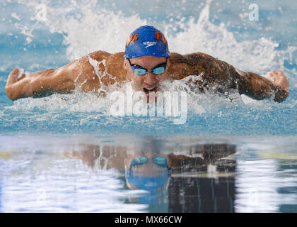 Juni 2, 2018 - Vancouver, British Columbia, Kanada - Caeleb Dressel der Vereinigten Staaten schwimmt Schmetterling, wie er bei den Männern 100 m Schmetterling an Tag zwei der 55 Mel Zajac Jr International Schwimmen Treffen bei UBC Aquatic Center am 2. Juni in Vancouver, BC, Kanada 2018 konkurriert. (Bild: © Andrew Kinn/ZUMA Draht/ZUMAPRESS.com) Stockfoto