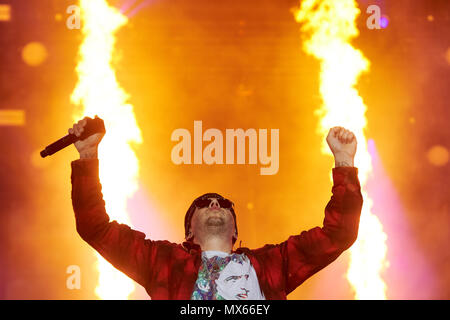 02 Juni 2018, Nürburg, Deutschland: Synyster Gates, Sänger der US-Band "Avenged Sevenfold", führt auf der Hauptbühne der Musikfestival "Rock am Ring". Rund 80 Bands an der Nürburg Ring auf drei Bühnen. Foto: Thomas Frey/dpa Stockfoto