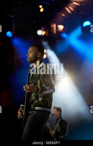 02 Juni 2018, Nürburg, Deutschland: Christopher Wolstenholme, Bassist der britischen Rockband "Verwendung", führt auf der Hauptbühne der Musikfestival "Rock am Ring". Rund 80 Bands auf drei Bühnen auf dem Nuerburgring am 02. Juni 2018 in Nürburg (Rheinland-Pfalz) Foto: Thomas Frey/dpa Stockfoto