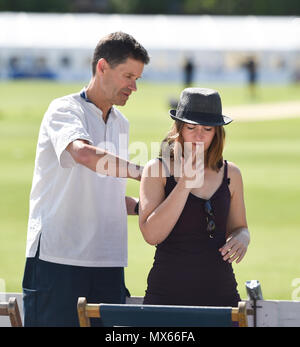 Eastbourne Großbritannien 3. Juni 2018 - DE Wetter: die Sonnencreme auftragen Am Saffrons Cricket Ground in Eastbourne an einem schönen sonnigen Tag mit Temperaturen prognostiziert, um den hohen 20s in einigen Teilen der Südosten erreichen heute: Simon Dack/Alamy leben Nachrichten Stockfoto