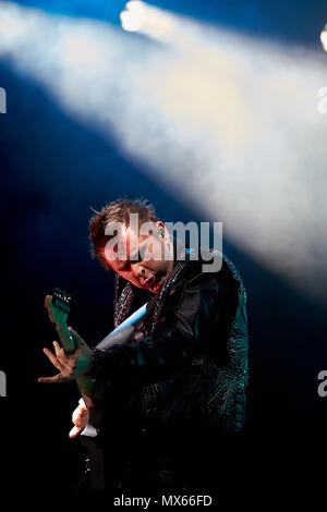 02 Juni 2018, Nürburg, Deutschland: Matthew Bellamy, Frontmann der britischen Rockband "Verwendung", wird auf der Bühne des wichtigsten Das Musikfestival "Rock am Ring". Rund 80 Bands auf drei Bühnen auf dem Nuerburgring am 02. Juni 2018 in Nürburg (Rheinland-Pfalz) Foto: Thomas Frey/dpa Stockfoto