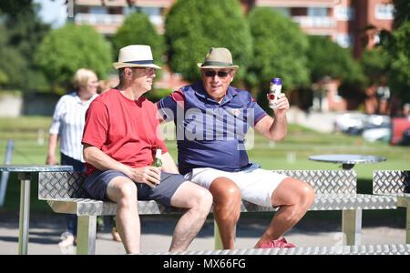 Eastbourne Großbritannien 3. Juni 2018 - DE Wetter: Zeit für ein kühles Bier an einem schönen sonnigen Tag am Saffrons Cricket Ground, wo Sussex Haie Essex Adler in Eastbourne Spielen mit Temperaturen prognostiziert, um den hohen 20s in einigen Teilen der Südosten erreichen heute: Simon Dack/Alamy leben Nachrichten Stockfoto