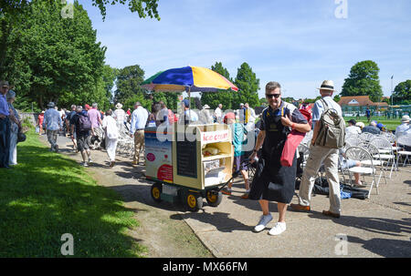 Eastbourne Großbritannien 3. Juni 2018 - DE Wetter: Seine harte Arbeit für dieses Eis Verkäufer ziehen sein Stand in der heißen Sonne am Saffrons Cricket Ground, wo Sussex Haie Essex Adler in Eastbourne Spielen mit Temperaturen prognostiziert, um den hohen 20s in einigen Teilen der Südosten erreichen heute: Simon Dack/Alamy leben Nachrichten Stockfoto