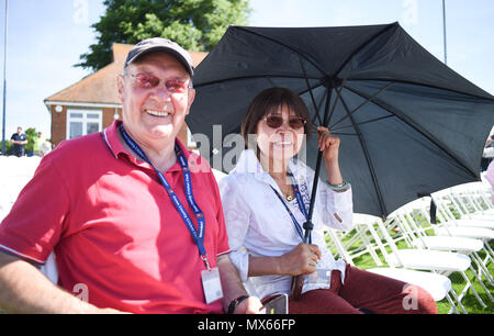 Eastbourne Großbritannien 3. Juni 2018 - DE Wetter: einen Regenschirm hält die Dame im kühlen Schatten im warmen Sonnenschein am Saffrons Cricket Ground in Eastbourne, Sussex Haie Essex Adler spielen mit Temperaturen prognostiziert, um den hohen 20s in einigen Teilen der Südosten erreichen heute: Simon Dack/Alamy leben Nachrichten Stockfoto