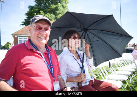 Eastbourne Großbritannien 3. Juni 2018 - DE Wetter: einen Regenschirm hält die Dame im kühlen Schatten im warmen Sonnenschein am Saffrons Cricket Ground in Eastbourne, Sussex Haie Essex Adler spielen mit Temperaturen prognostiziert, um den hohen 20s in einigen Teilen der Südosten erreichen heute: Simon Dack/Alamy leben Nachrichten Stockfoto