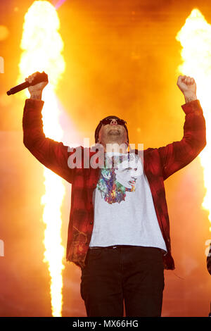 02 Juni 2018, Nürburg, Deutschland: Synyster Gates, Sänger der US-Band "Avenged Sevenfold", führt auf der Hauptbühne der Musikfestival "Rock am Ring". Rund 80 Bands auf dem Nuerburgring auf drei Bühnen. Foto: Thomas Frey/dpa Stockfoto