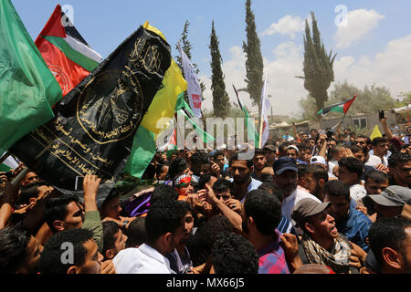 Khan Younis, in Gaza. 2 Jun, 2018. Palästinensischen trauernde tragen den Körper eines freiwilligen Sanitäter Razan Najjar, 21, in ihre Familie Haus während ihrer Beerdigung in der Stadt von Khan Younis, im südlichen Gazastreifen, am 2. Juni 2018. Najjar wurde von israelischen Feuer Freitag während der Massenproteste im Gazastreifen getötet, der palästinensischen Gesundheitsministeriums. Foto von Abed Rahim Khatib Credit: Erwachen Foto Agentur/Alamy leben Nachrichten Stockfoto