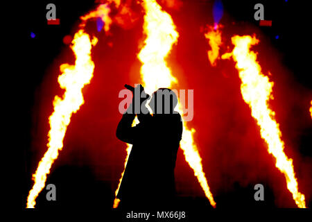 02 Juni 2018, Nürburg, Deutschland: Synyster Gates, Sänger der US-Band "Avenged Sevenfold", führt auf der Hauptbühne der Musikfestival "Rock am Ring". Rund 80 Bands an der Nürburg Ring auf drei Bühnen. Foto: Thomas Frey/dpa Stockfoto