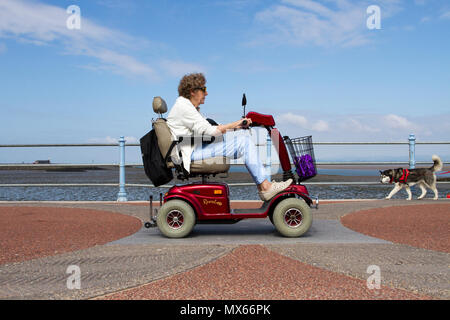 Morecambe, Lancashire. 3 Jun, 2018. UK Wetter: Blauer Himmel & sonnigen Start in den Tag an der Küste als Bewohner und Urlauber genießen Sie den Sommer Wetter. Credit: MedaiWorldImages/AalamyLiveNews Stockfoto