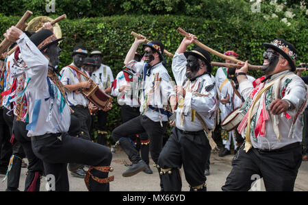 Thaxted Morris Wochenende, Thaxted Essex England UK. 2-3 Juni 2018 der 85. Sitzung der Mitgliedsvereine des Morris Ring gehostet von thaxted Morris Men. Hier die SILURISCHE Seite aus Herefordshire außerhalb der Farmhouse Inn an der Mönch Strret, Dunmow Essex am Samstag Morgen gesehen. Credit: Brian Harris/Alamy leben Nachrichten Stockfoto