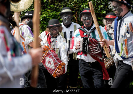 Thaxted Morris Wochenende, Thaxted Essex England UK. 2-3 Juni 2018 der 85. Sitzung der Mitgliedsvereine des Morris Ring gehostet von thaxted Morris Men. Hier die SILURISCHE Seite aus Herefordshire außerhalb der Farmhouse Inn an der Mönch Strret, Dunmow Essex am Samstag Morgen gesehen. Credit: Brian Harris/Alamy leben Nachrichten Stockfoto