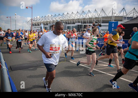 Derby, Vereinigtes Königreich, 3. Juni 2018, Läufer Überqueren der Startlinie der 2018 Asda Stiftung Derby Halbmarathon, Credit: Gareth Tibbles Credit: Gareth Tibbles/Alamy leben Nachrichten Stockfoto