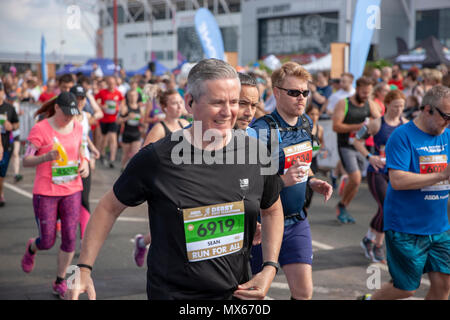 Derby, Vereinigtes Königreich, 3. Juni 2018, Läufer Überqueren der Startlinie der 2018 Asda Stiftung Derby Halbmarathon, Credit: Gareth Tibbles Credit: Gareth Tibbles/Alamy leben Nachrichten Stockfoto