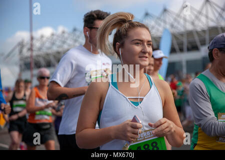 Derby, Vereinigtes Königreich, 3. Juni 2018, Läufer Überqueren der Startlinie der 2018 Asda Stiftung Derby Halbmarathon, Credit: Gareth Tibbles Credit: Gareth Tibbles/Alamy leben Nachrichten Stockfoto