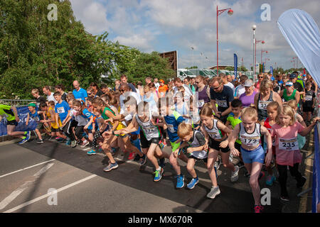 Derby, Vereinigtes Königreich, 3. Juni 2018: Läufer an der Startlinie des 2018 Asda Stiftung Family Fun Run, Kredit: Gareth Tibbles Credit: Gareth Tibbles/Alamy leben Nachrichten Stockfoto