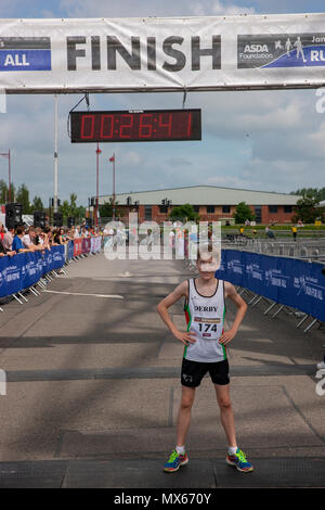 Derby, Vereinigtes Königreich, 3. Juni 2018: Runner Nr. 174 James Rouse, die 3. in der Asda FoundationFamily Fun Run, Kredit: Gareth Tibbles Credit: Gareth Tibbles/Alamy Live Nachrichten kamen Stockfoto