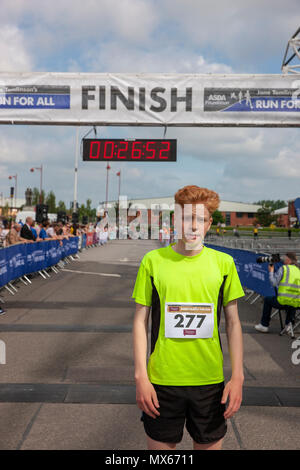 Derby, Vereinigtes Königreich, 3. Juni 2018: Runner #277 Cameron Nachtigall, der gekommen ist, um Platz 2 in der 2018 Asda FoundationFamily Fun Run, Kredit: Gareth Tibbles Credit: Gareth Tibbles/Alamy leben Nachrichten Stockfoto