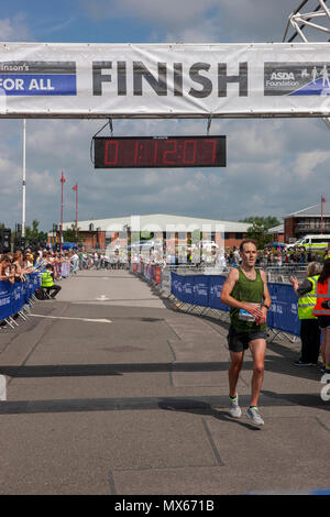 Derby, Vereinigtes Königreich, 3. Juni 2018, Runner #5301 Dave Archer, Gewinner des 2018 Asda Stiftung Derby Halbmarathon, Credit: Gareth Tibbles Credit: Gareth Tibbles/Alamy leben Nachrichten Stockfoto