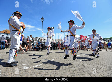 Morris Tanz in Wessex Folk Festival, Weymouth Dorset Morris Dancing von Bourne Morris Men, Kredit: Finnbarr Webster/Alamy leben Nachrichten Stockfoto