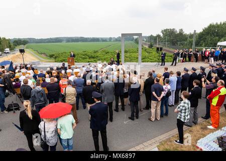 03. Mai 2018, Deutschland, Eschede: der Vorstandsvorsitzende der Deutschen Bahn, Richard Lutz, anlässlich des 20. Jahrestages der Zugkatastrophe von Eschede. Der ICE "Wilhelm Conrad Röntgen" auf dem 3. Juni 1998 bei Tempo 200 entgleist und fuhr in eine Autobahnbrücke. 101 Menschen starben. Foto: Philipp von Ditfurth/dpa Stockfoto