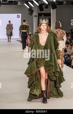 London, Großbritannien. 3. Juni 2018, Graduate Fashion Week, 2018 London, UK. Kredit Ian Davidson/Alamy leben Nachrichten Stockfoto