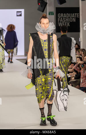 London, Großbritannien. 3. Juni 2018, Graduate Fashion Week, 2018 London, UK in der Alten Truman Brauerei Shoreditch. Gwenny von Quint, Plymouth Hochschule der Kunst, Credit Ian Davidson/Alamy leben Nachrichten Stockfoto