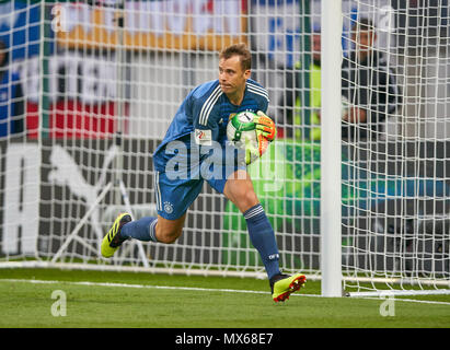 Klagenfurt, Deutschland. 2 Jun, 2018. Strecken zwischen Österreich und Deutschland, Fußball, Klagenfurt, Juni 02, 2018 Manuel Neuer, DFB 1 Das 1:0 fiel, fängt den Ball, Aktion, ÖSTERREICH - DEUTSCHLAND 2-1 Fußball Freundschaftsspiel, Klagenfurt, Österreich, Juni 02, 2018, Saison 2017/2018 © Peter Schatz/Alamy leben Nachrichten Stockfoto