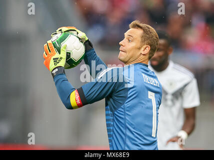 Klagenfurt, Deutschland. 2 Jun, 2018. Strecken zwischen Österreich und Deutschland, Fußball, Klagenfurt, Juni 02, 2018 Manuel Neuer, DFB 1 Das 1:0 fiel, fängt den Ball, Aktion, ÖSTERREICH - DEUTSCHLAND 2-1 Fußball Freundschaftsspiel, Klagenfurt, Österreich, Juni 02, 2018, Saison 2017/2018 © Peter Schatz/Alamy leben Nachrichten Stockfoto