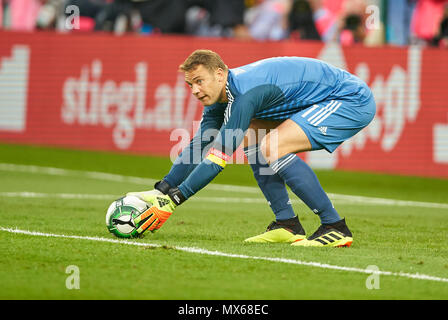 Klagenfurt, Deutschland. 2 Jun, 2018. Strecken zwischen Österreich und Deutschland, Fußball, Klagenfurt, Juni 02, 2018 Manuel Neuer, DFB 1 Das 1:0 fiel, fängt den Ball, Aktion, ÖSTERREICH - DEUTSCHLAND 2-1 Fußball Freundschaftsspiel, Klagenfurt, Österreich, Juni 02, 2018, Saison 2017/2018 © Peter Schatz/Alamy leben Nachrichten Stockfoto