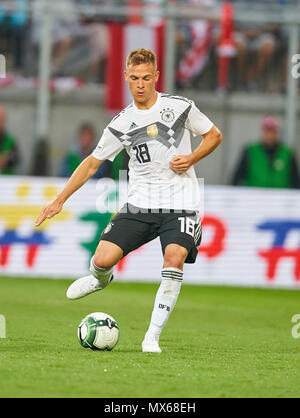 Klagenfurt, Deutschland. 2 Jun, 2018. Strecken zwischen Österreich und Deutschland, Fußball, Klagenfurt, Juni 02, 2018 Joshua KIMMICH, DFB 18 Laufwerke die Kugel, Action, full-size, ÖSTERREICH - DEUTSCHLAND 2-1 Fußball Freundschaftsspiel, Klagenfurt, Österreich, Juni 02, 2018, Saison 2017/2018 © Peter Schatz/Alamy leben Nachrichten Stockfoto