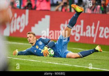 Klagenfurt, Deutschland. 2 Jun, 2018. Strecken zwischen Österreich und Deutschland, Fußball, Klagenfurt, Juni 02, 2018 Manuel Neuer, DFB 1 Das 1:0 fiel, fängt den Ball, Aktion, ÖSTERREICH - DEUTSCHLAND 2-1 Fußball Freundschaftsspiel, Klagenfurt, Österreich, Juni 02, 2018, Saison 2017/2018 © Peter Schatz/Alamy leben Nachrichten Stockfoto
