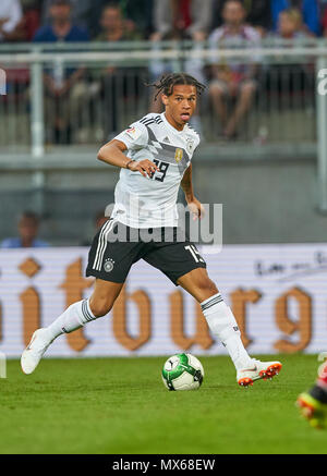 Klagenfurt, Deutschland. 2 Jun, 2018. Strecken zwischen Österreich und Deutschland, Fußball, Klagenfurt, Juni 02, 2018 Leroy SANE, DFB 19 treibt die Kugel, Action, full-size, ÖSTERREICH - DEUTSCHLAND 2-1 Fußball Freundschaftsspiel, Klagenfurt, Österreich, Juni 02, 2018, Saison 2017/2018 © Peter Schatz/Alamy leben Nachrichten Stockfoto