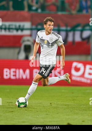Klagenfurt, Deutschland. 2 Jun, 2018. Strecken zwischen Österreich und Deutschland, Fußball, Klagenfurt, Juni 02, 2018 Leon Goretzka, DFB 14 treibt die Kugel, Action, full-size, ÖSTERREICH - DEUTSCHLAND 2-1 Fußball Freundschaftsspiel, Klagenfurt, Österreich, Juni 02, 2018, Saison 2017/2018 © Peter Schatz/Alamy leben Nachrichten Stockfoto