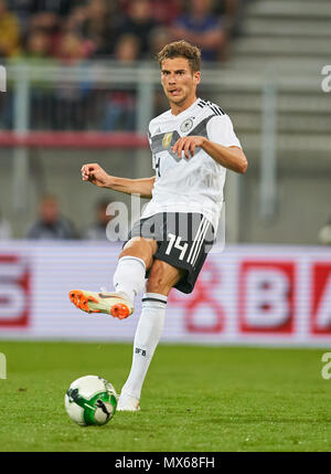 Klagenfurt, Deutschland. 2 Jun, 2018. Strecken zwischen Österreich und Deutschland, Fußball, Klagenfurt, Juni 02, 2018 Leon Goretzka, DFB 14 treibt die Kugel, Action, full-size, ÖSTERREICH - DEUTSCHLAND 2-1 Fußball Freundschaftsspiel, Klagenfurt, Österreich, Juni 02, 2018, Saison 2017/2018 © Peter Schatz/Alamy leben Nachrichten Stockfoto