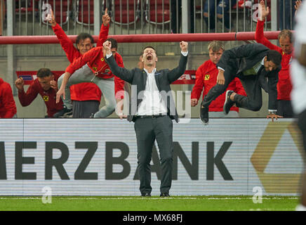 Klagenfurt, Deutschland. 2 Jun, 2018. Strecken zwischen Österreich und Deutschland, Fußball, Klagenfurt, Juni 02, 2018 Franco Foda, Trainer AUT, Feier, feiert den Sieg ÖSTERREICH - DEUTSCHLAND 2-1 Fußball Freundschaftsspiel, Klagenfurt, Österreich, Juni 02, 2018, Saison 2017/2018 © Peter Schatz/Alamy leben Nachrichten Stockfoto