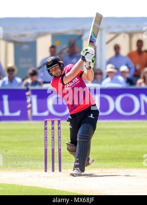 Eastbourne Großbritannien 3. Juni 2018 - Lukas Wright von Sussex Erfolge heraus in den ersten Innings während der Royal London einen Tag Cricket Match zwischen Sussex Haie und Essex Adler am Saffrons Boden in Eastbourne GROSSBRITANNIEN: Simon Dack/Alamy leben Nachrichten Stockfoto