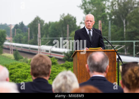 Eschede, Deutschland. 03. Mai 2018, Deutschland, Eschede: Der Journalist Hartmut Reichardt anlässlich des 20. Jahrestages der Zugkatastrophe von Eschede. Der ICE "Wilhelm Conrad Röntgen" auf dem 3. Juni 1998 bei Tempo 200 entgleist und fuhr in eine Autobahnbrücke. 101 Menschen starben. Foto: Philipp von Ditfurth/dpa Stockfoto